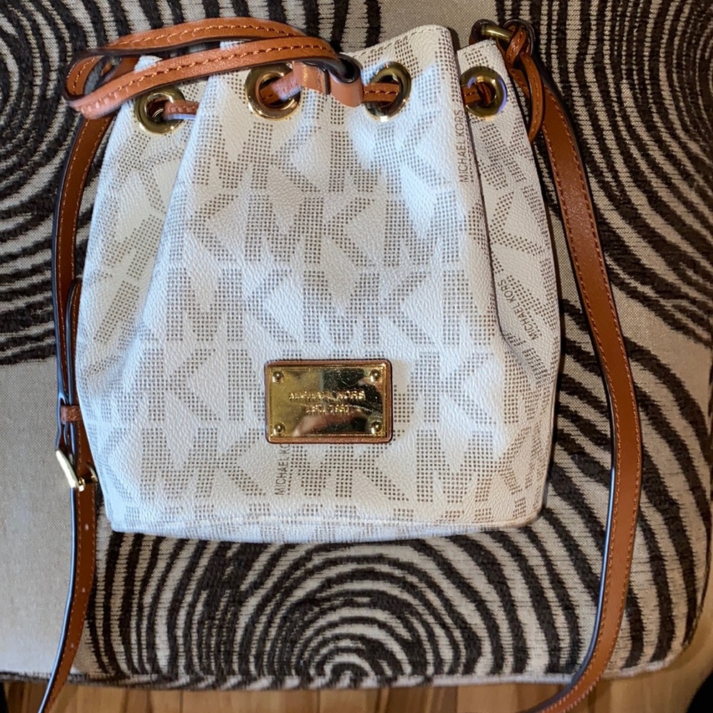 Extra small bucket bag. White with brown trim.